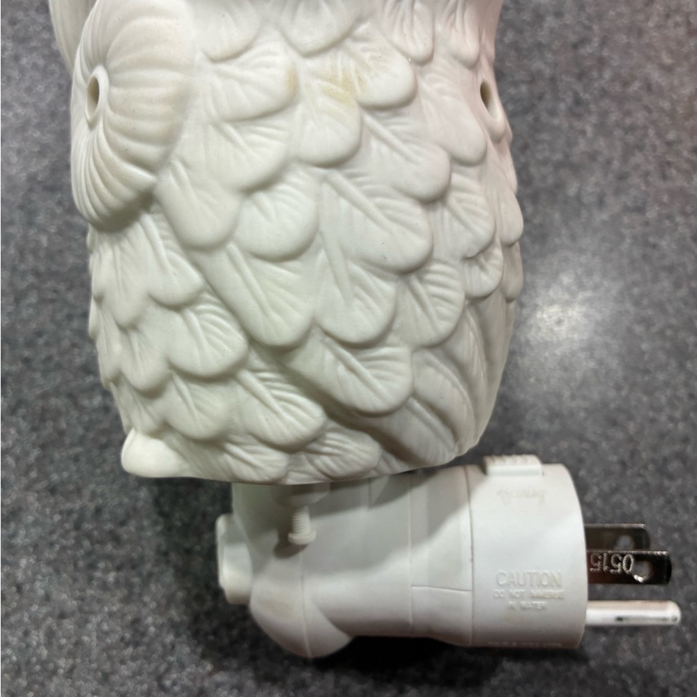 PreOwned Scentsy White Ceramic Owl Night Light - Picture 3 of 7